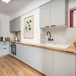 Apartamento Hostwise - Elegant & Stylish Flat W/ Balcony