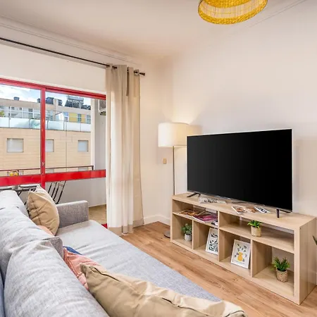 Hostwise - Elegant & Stylish Flat W/ Balcony ポルティマン