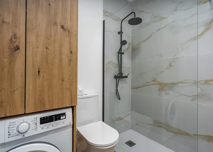 Hostwise - Elegant & Stylish Flat W/ Balcony アパート ポルティマン