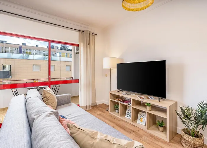 Hostwise - Elegant & Stylish Flat W/ Balcony ポルティマン