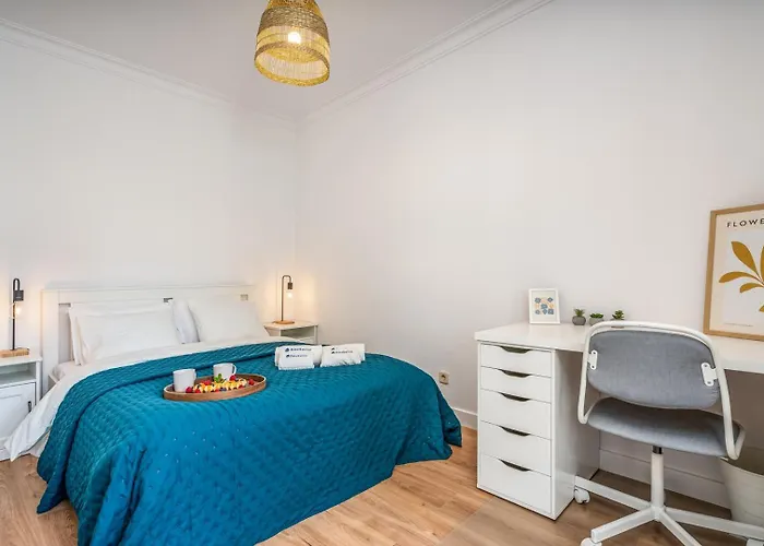 Hostwise - Elegant & Stylish Flat W/ Balcony