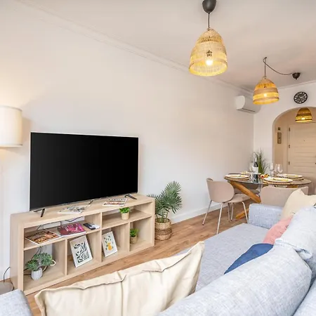 Hostwise - Elegant & Stylish Flat W/ Balcony