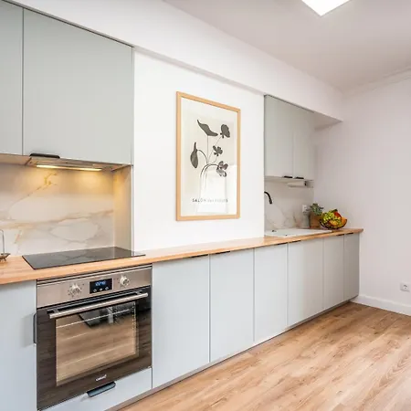 Appartement Hostwise - Elegant & Stylish Flat W/ Balcony *