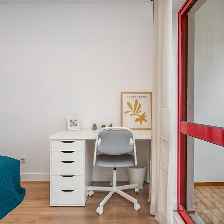 Hostwise - Elegant & Stylish Flat W/ Balcony Appartement