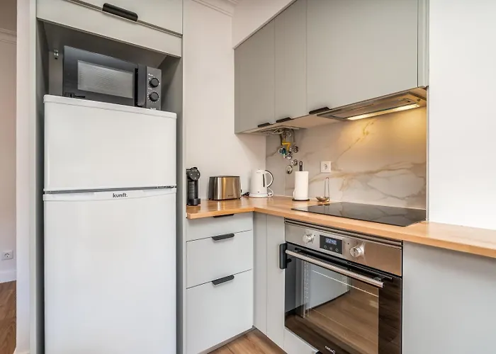 Appartement Hostwise - Elegant & Stylish Flat W/ Balcony