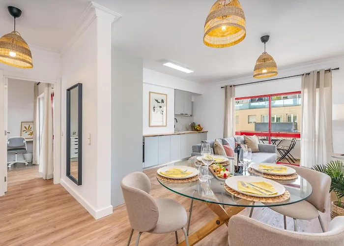 Hostwise - Elegant & Stylish Flat W/ Balcony Apartment *