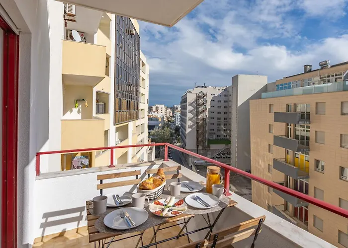 Hostwise - Elegant & Stylish Flat W/ Balcony *