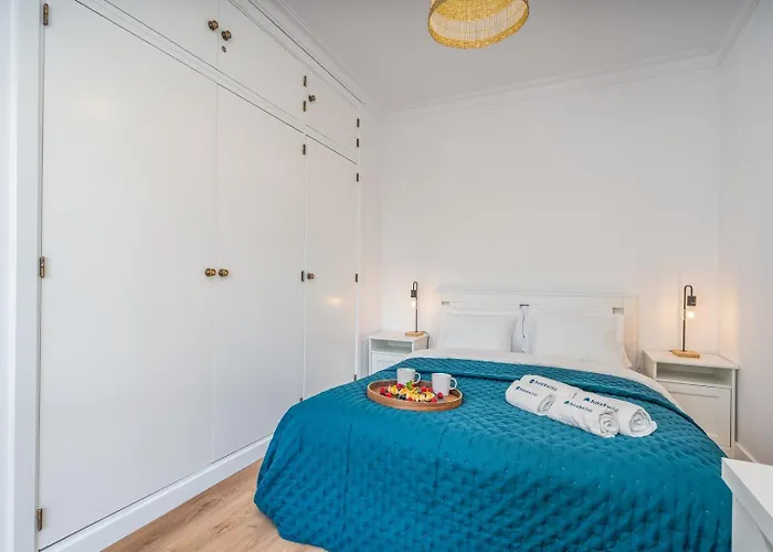 Hostwise - Elegant & Stylish Flat W/ Balcony