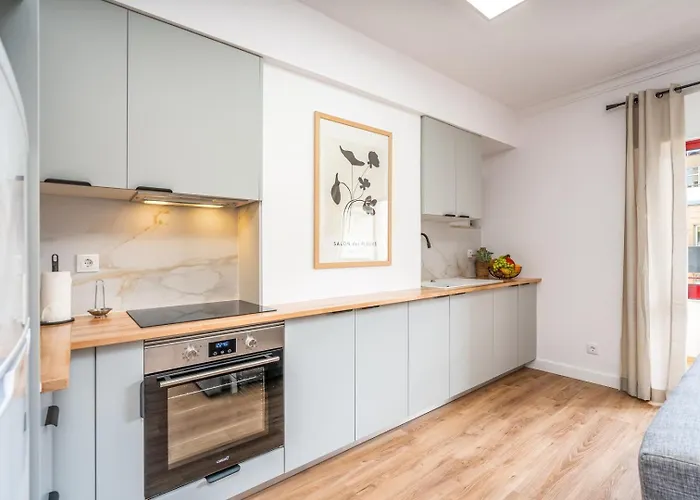 Appartement Hostwise - Elegant & Stylish Flat W/ Balcony *