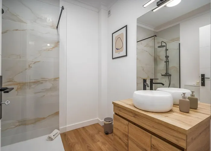 Apartment Hostwise - Elegant & Stylish Flat W/ Balcony *