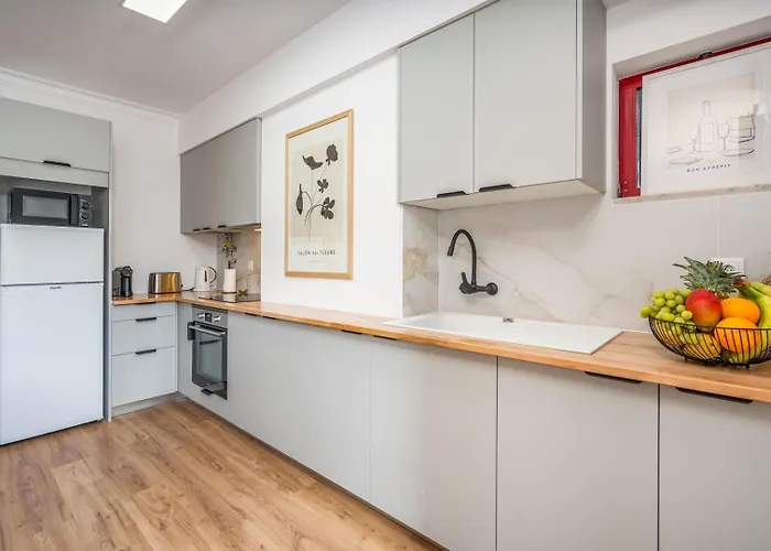 Apartment Hostwise - Elegant & Stylish Flat W/ Balcony