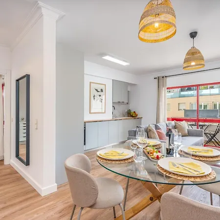 Hostwise - Elegant & Stylish Flat W/ Balcony Apartment *