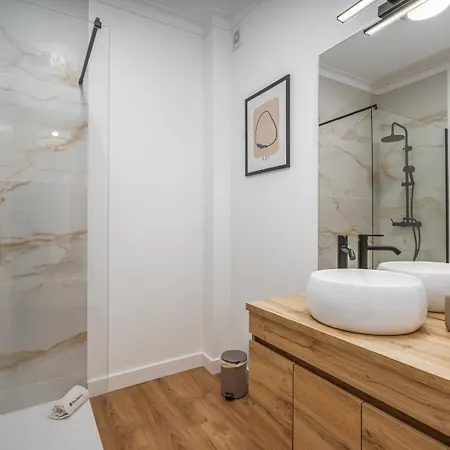 Apartment Hostwise - Elegant & Stylish Flat W/ Balcony *