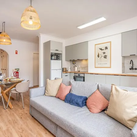 Apartment Hostwise - Elegant & Stylish Flat W/ Balcony *