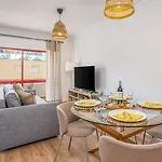 Lägenhet Hostwise - Elegant & Stylish Flat W/ Balcony *