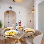 Hostwise - Elegant & Stylish Flat W/ Balcony * Portimão