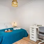 Hostwise - Elegant & Stylish Flat W/ Balcony