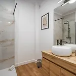 Lägenhet Hostwise - Elegant & Stylish Flat W/ Balcony *