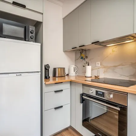 Lägenhet Hostwise - Elegant & Stylish Flat W/ Balcony